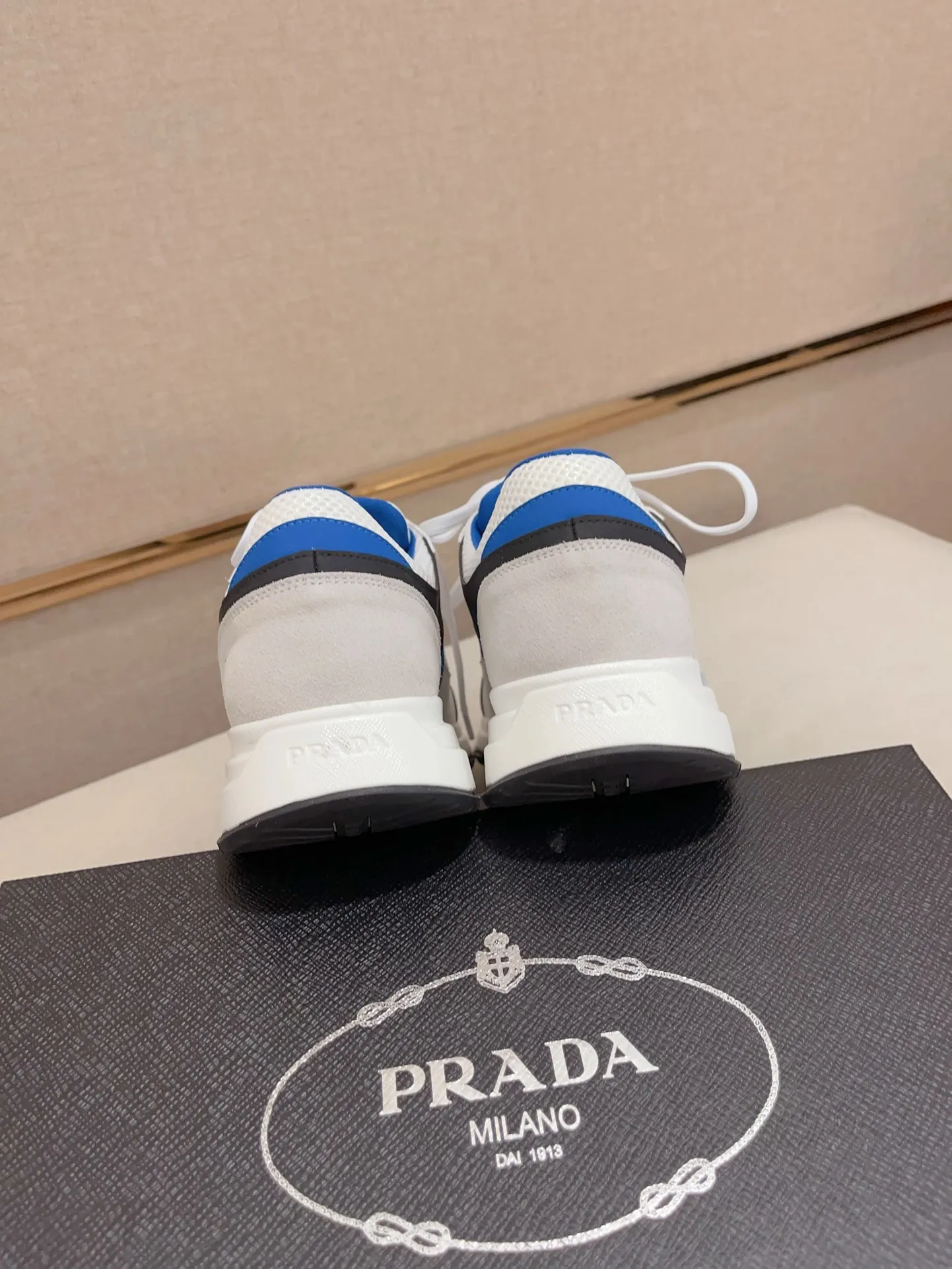 Men's shoes 💰 462💰🇮🇹🇮🇹PRADA (Prada) top 🔍🔍 new models are on sale at the same time at the counter, uppers 🇮🇹 Italian imported first-layer cowhide fabric Fully imported genuine leather lining 💪💪, completely 1⃣️ to 1⃣️ replica 🇮🇹💪💪, ⚠ sole: original sole provided by the original factory, exclusive movable molded foam outsole super comfortable, ⚠ original factory follow-up, 🔍🔍 high quality, you can go in and out of the counter at will, welcome to compare⚠. Code number: 38-44 (45.46 is custom-made and cannot be returned or exchanged)